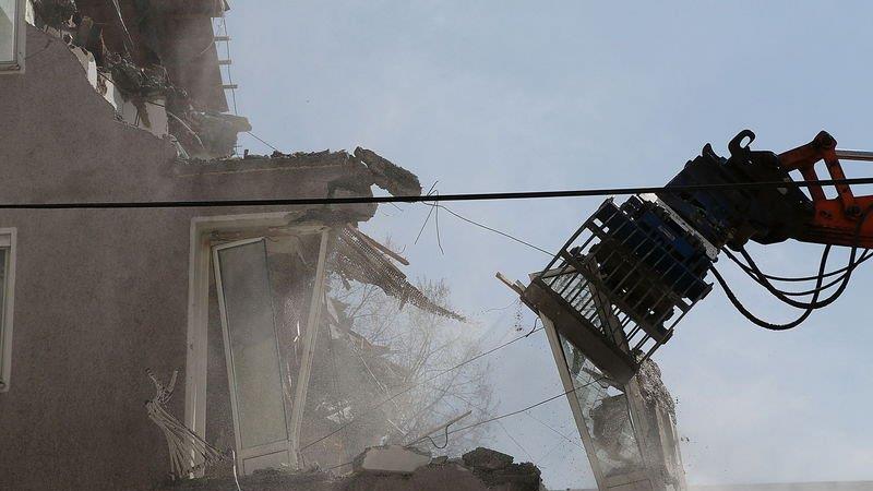 Bagger frisst sich durch Wohnblock