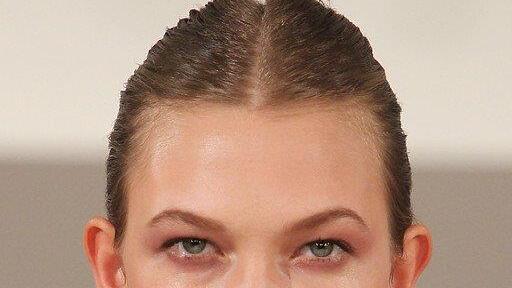 Karlie Kloss trägt einen Bob