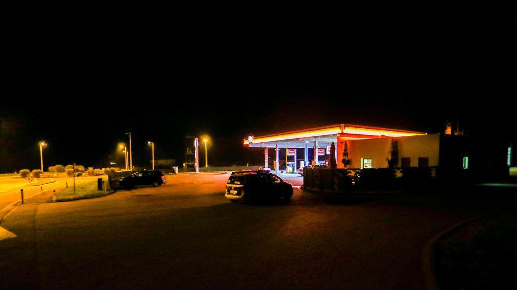 Unbekannter überfällt Tankstelle in Lochen