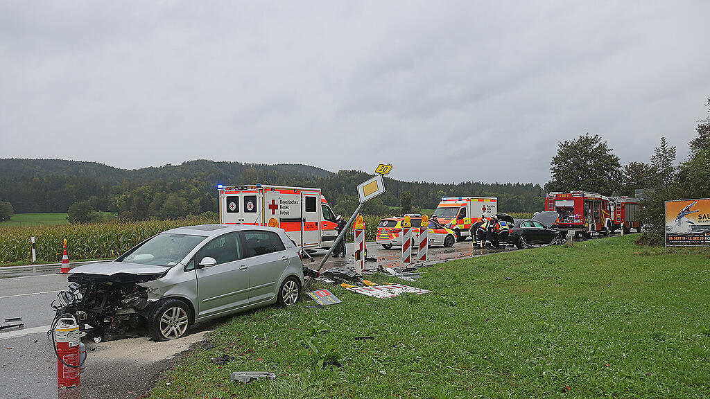 B20: Pkw-Crash mit drei Verletzten in Piding