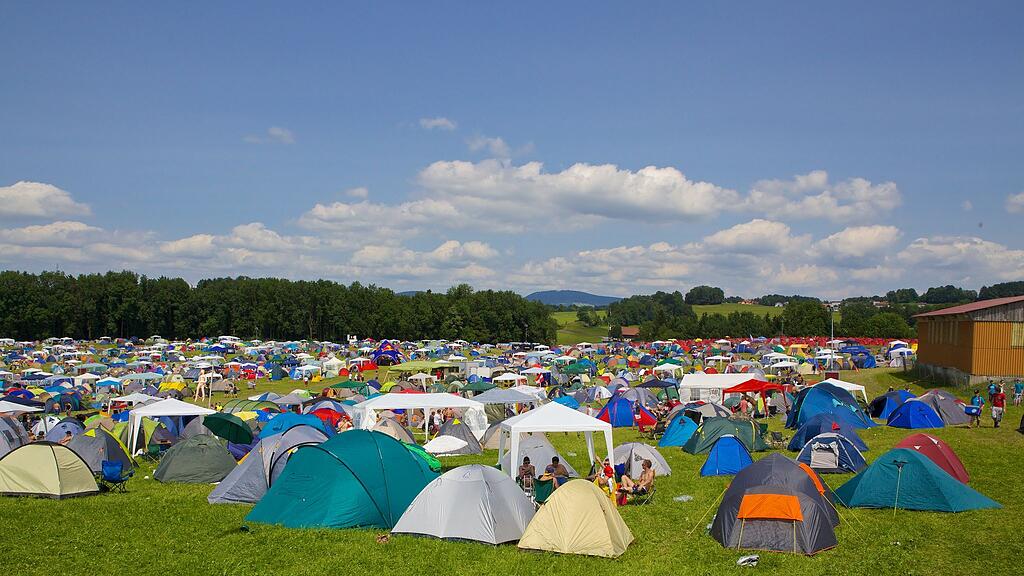 Im Durchschnitt hinterlässt jeder Festivalcamper 15 Kilo Müll am Gelände (Archivbild).