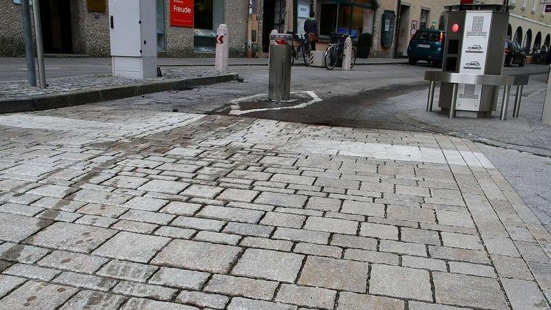 Deutscher Pkw prallt in Poller