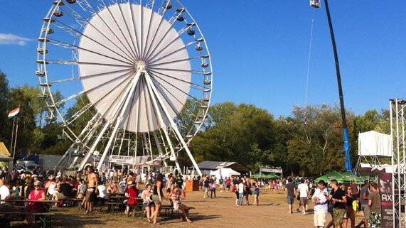 Buntes Rahmenprogramm und schönes Wetter am Sziget.