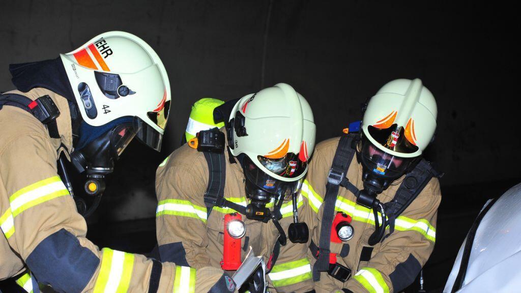 Übungsannahme war ein Brand zweier Lkw mit Folgeunfällen.