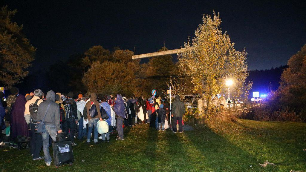 OÖ: Zahlreiche Flüchtlinge verbringen Nacht an Grenze