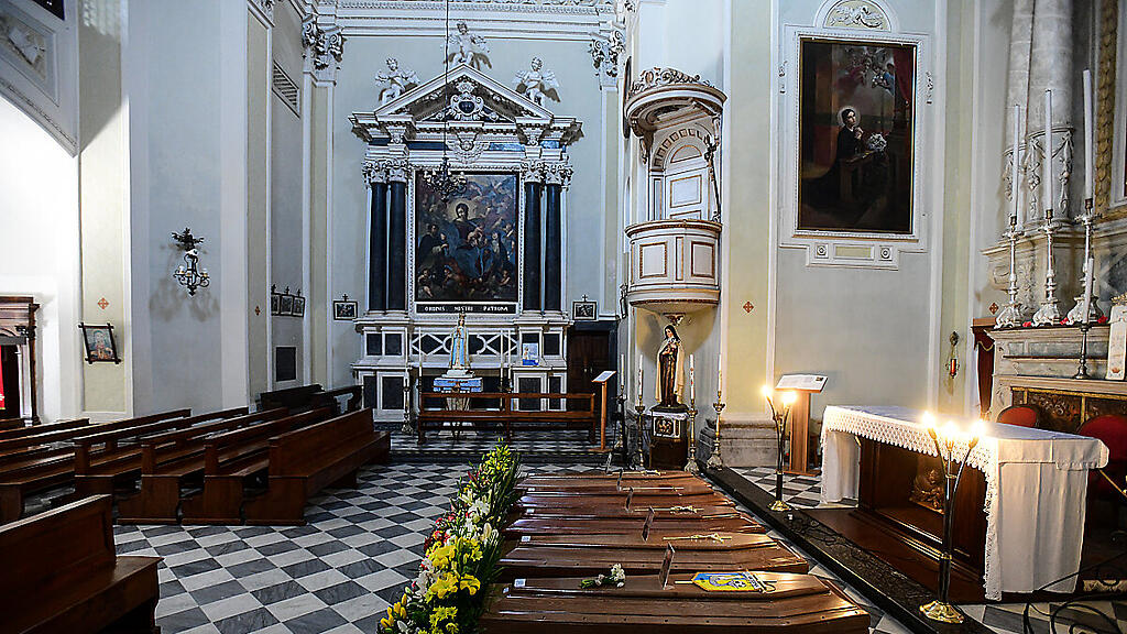 Särge in einer Kirche in Serina bei Bergamo