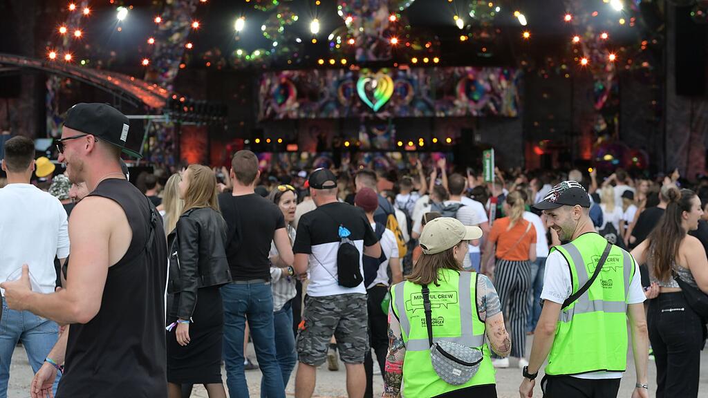Mit 'Mindful Crew' durch die Festivalnacht: Seelsorge beim Electric Love