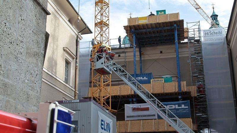 Arbeiter stürzt von Dach