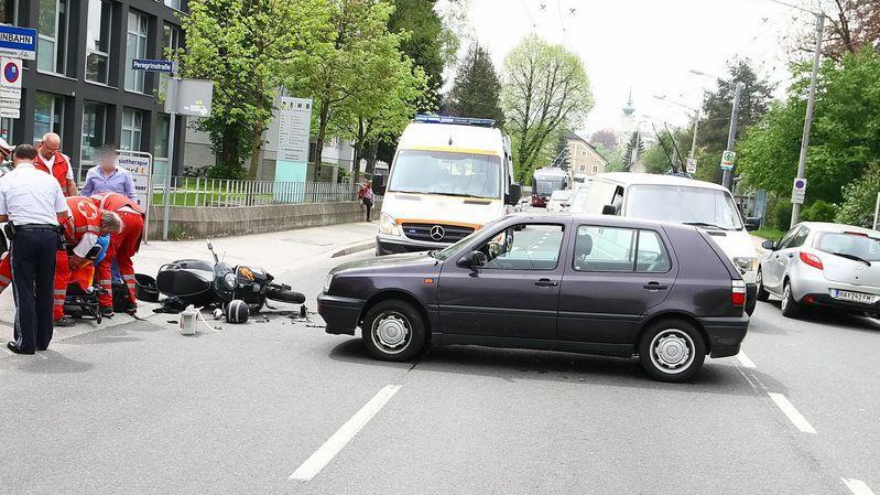 VW-Lenker übersieht Rollerfahrer im Nonntal