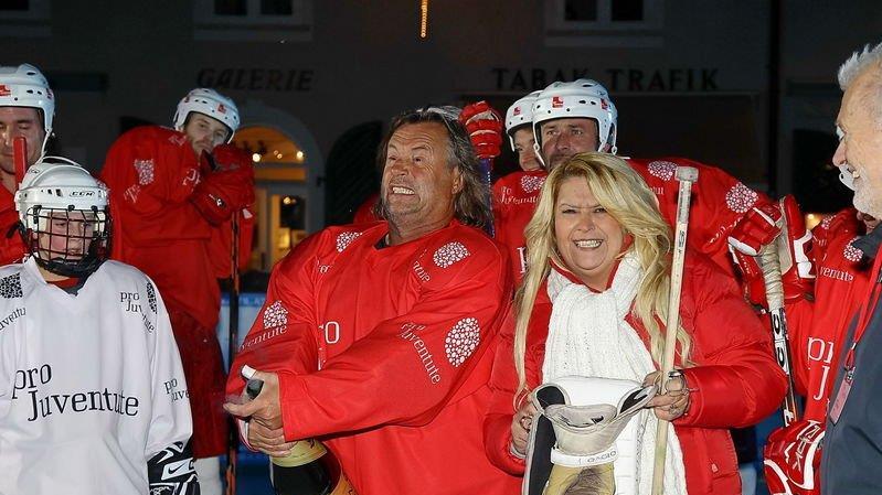 Eishockey-Charity am Mozartplatz