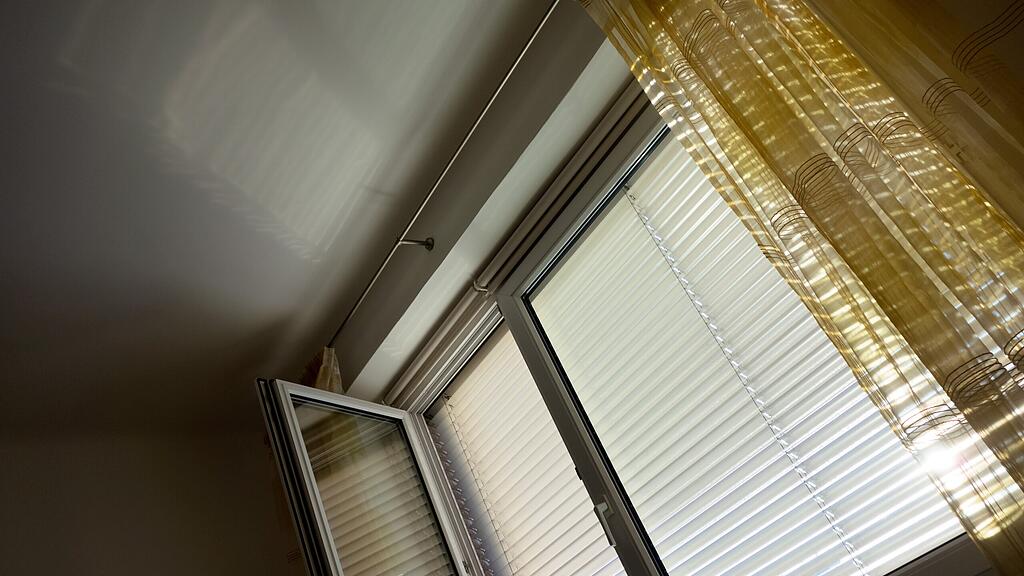 Der Mann wollte sich aus dem Fenster abseilen. (Symbolbild)