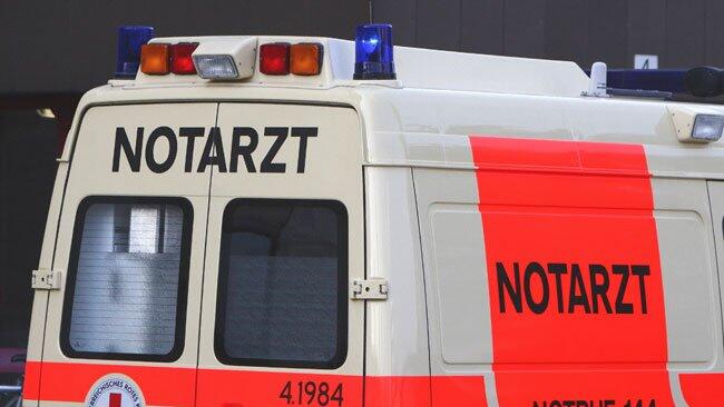 Das Mädchen wurde von einem Rettungsdienst abtransportiert.