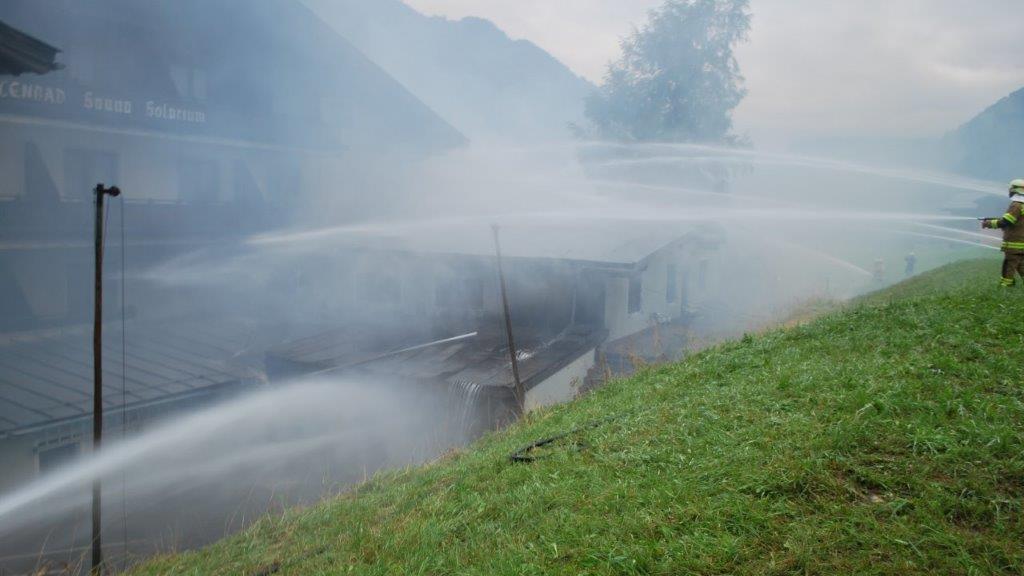 Leerstehendes Hotel brennt in Rauris nieder