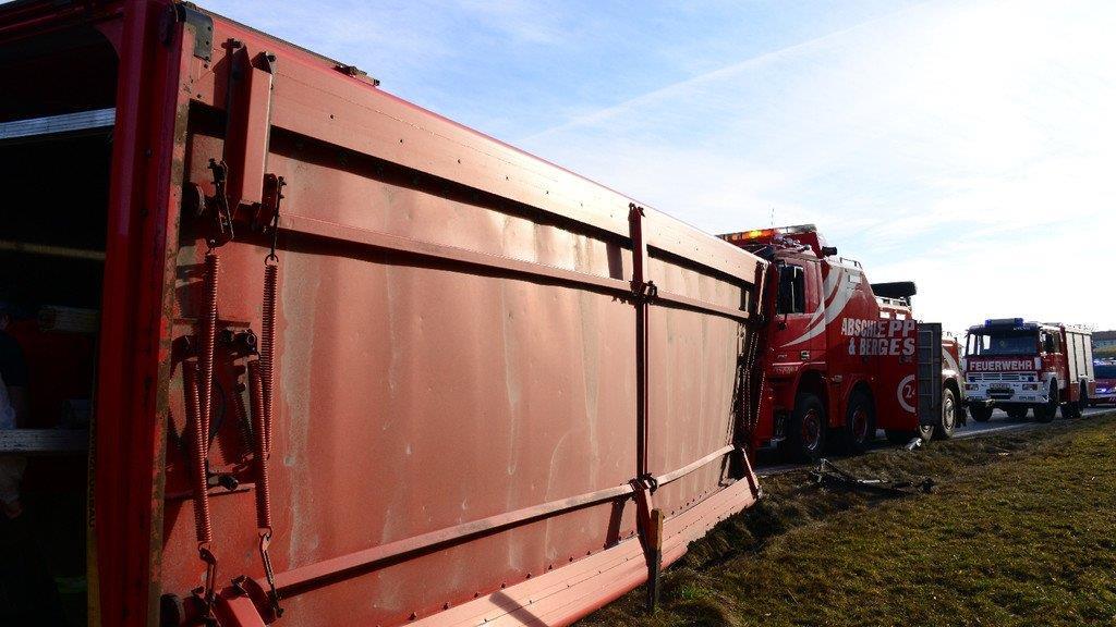 Bier-Lkw kippt um