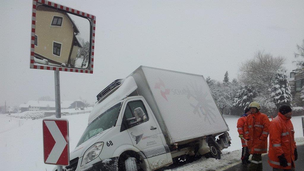 Lkw kippt um