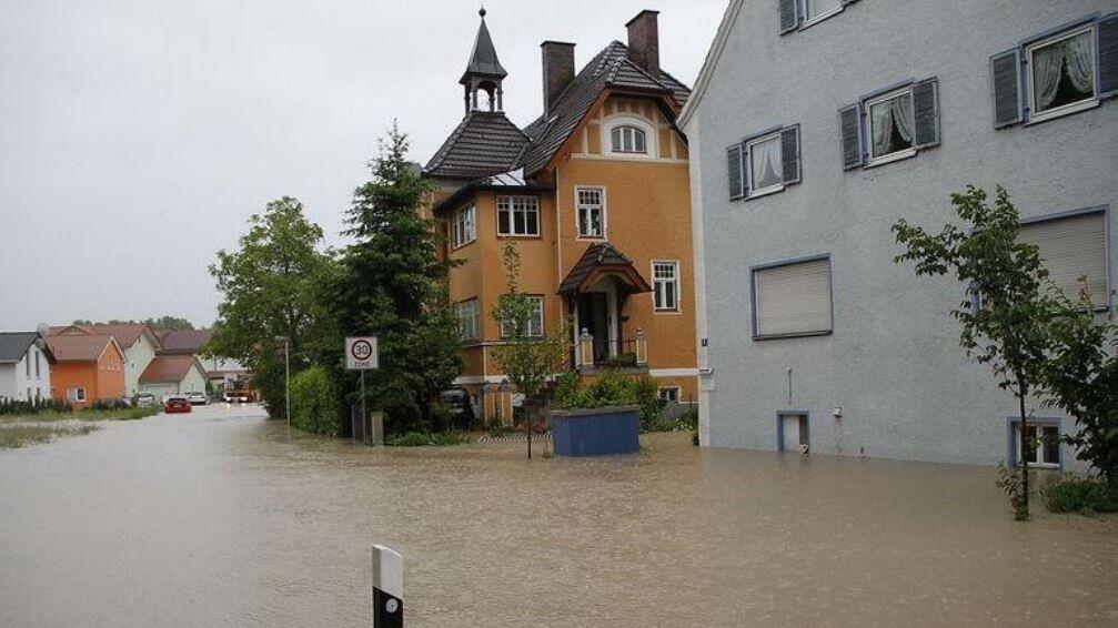 In Freilassing trat die Saalach über die Ufer, einige Häuser standen bis zu zwei Meter unter Wasser.