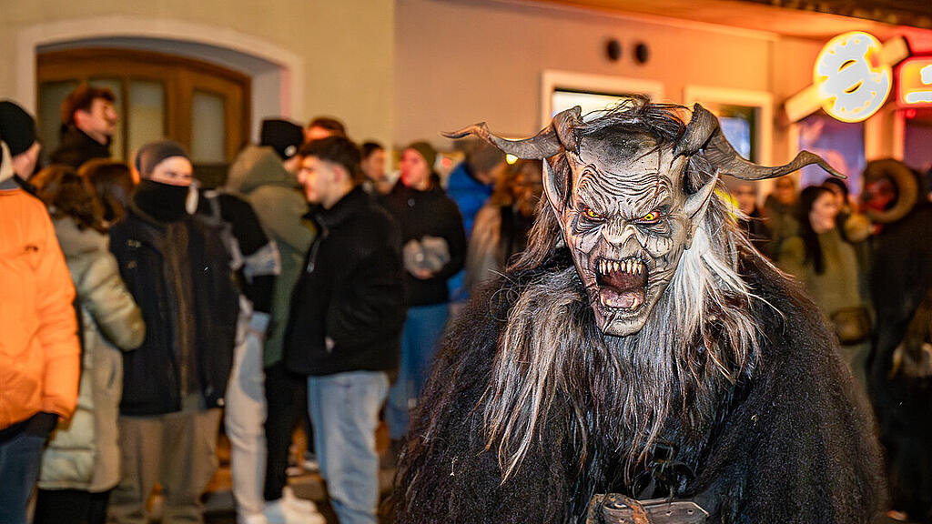 Krampuslauf im Ortszentrum, Großgmain