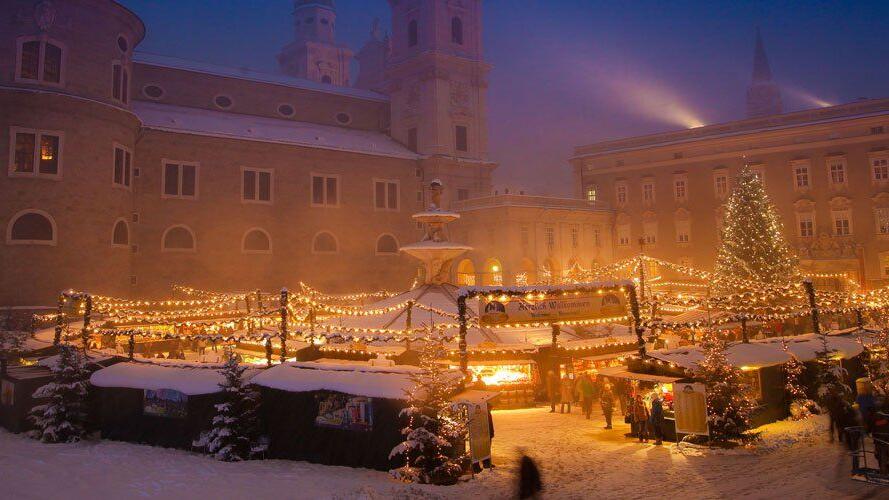 Der Salzburger Christkindlmarkt am Residenzplatz zählt zu den beliebtesten Weihnachtsmärkten weltweit.