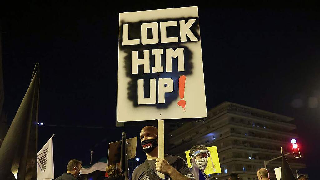Dieser Demonstrant möchte Netanyahu gerne hinter Gittern sehen