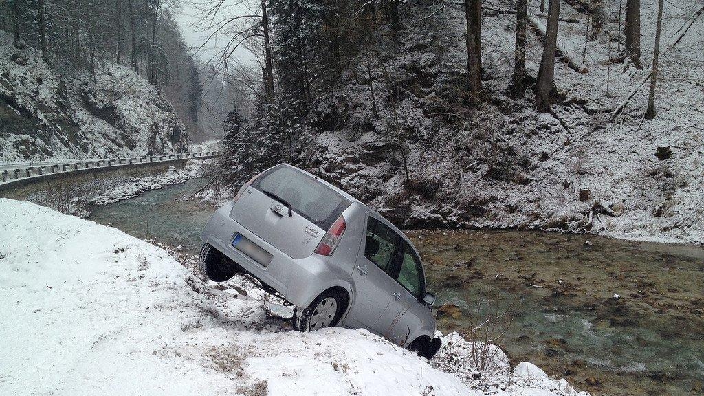 Lenker kommt von B305 ab