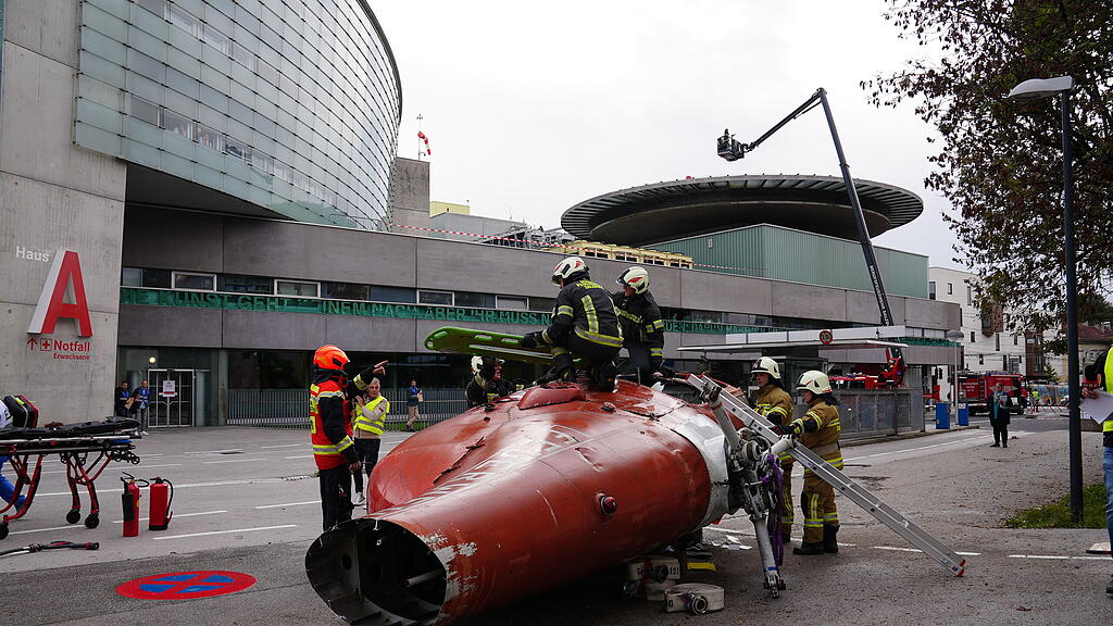 SALK üben Heli-Crash im Landeskrankenhaus