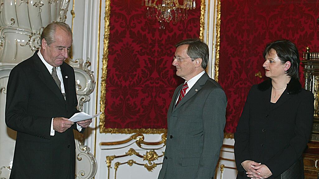 Bundespräsident Klestil (links) lobte Schüssel und Riess-Passer damals nur widerwillig an. (Archivbild)