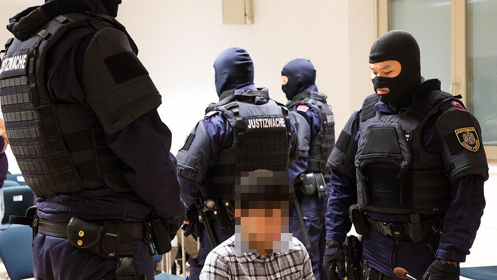 Schwer bewacht wird der 18-Jährige am Salzburger Landesgericht.