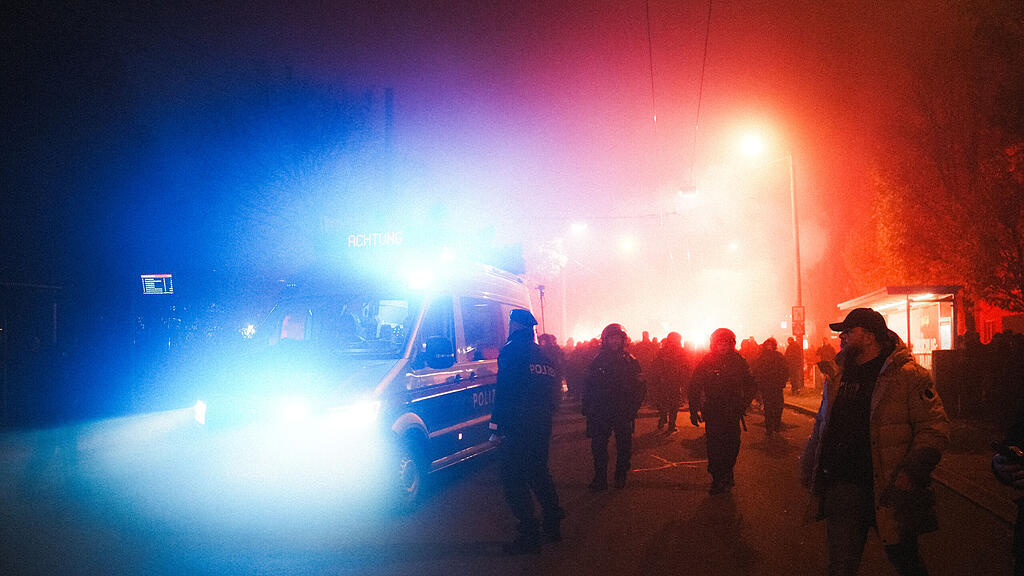 Fanmarsch von Go Ahead Eagles in Salzburg
