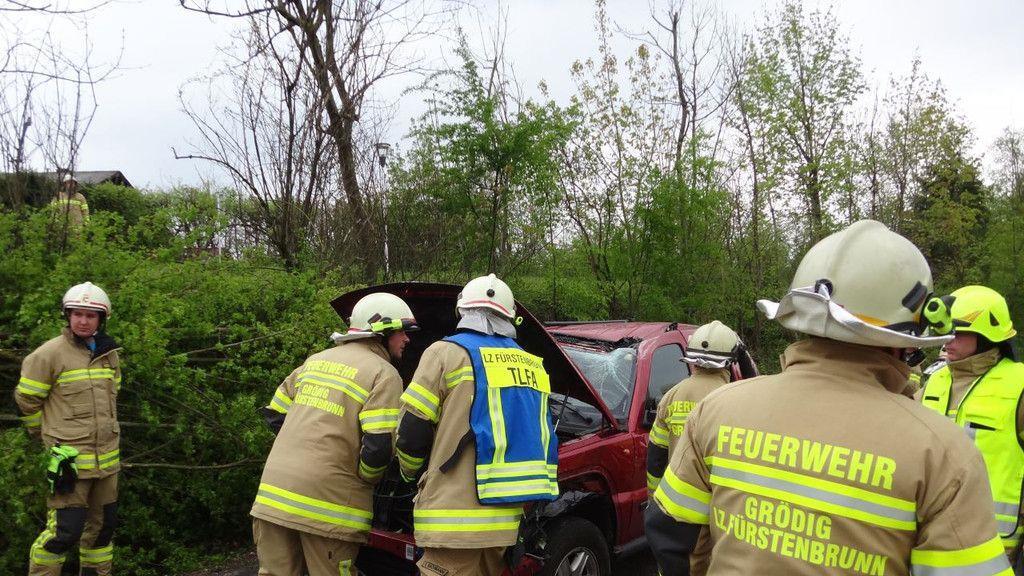Grödig: Fahrzeug stürzt über Böschung