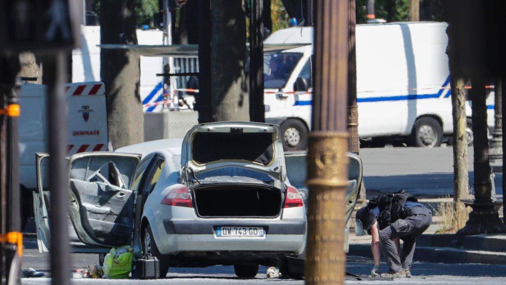 Polizeiwagen in Paris gerammt