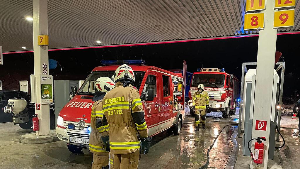 Pkw kracht in Eben in Tankstelle