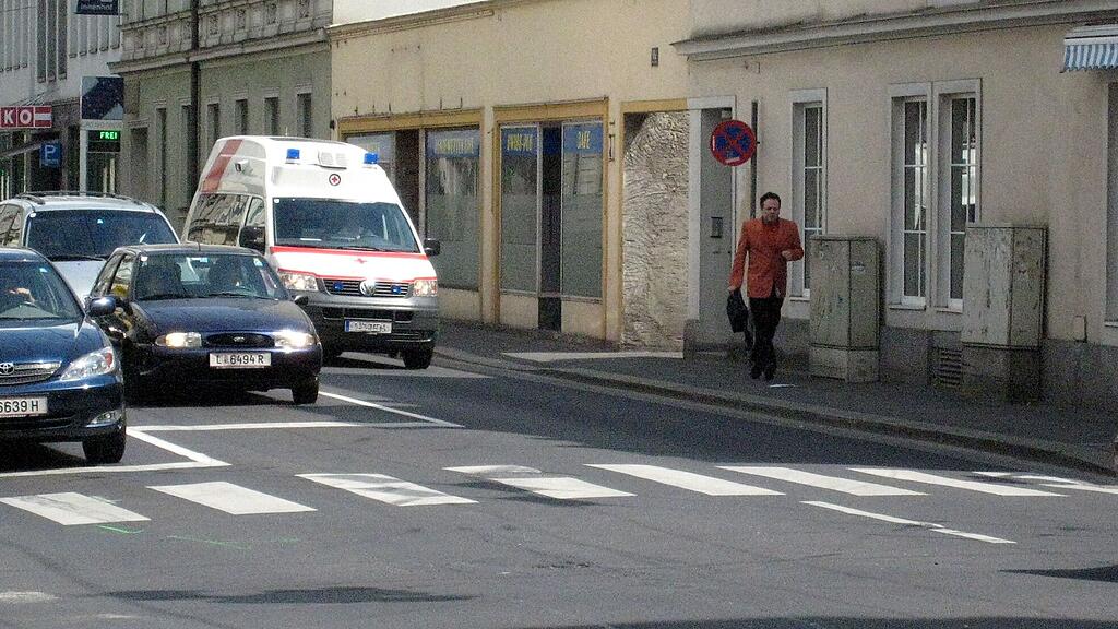 Die Frau wurde auf dem Schutzweg von dem Auto erfasst.