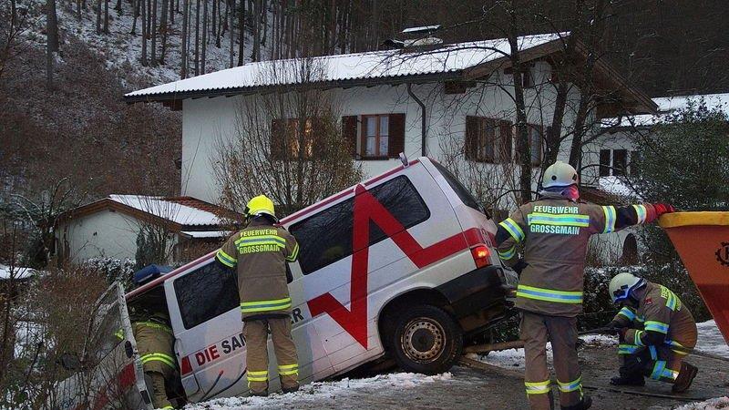 Krankenwagen landet im Graben