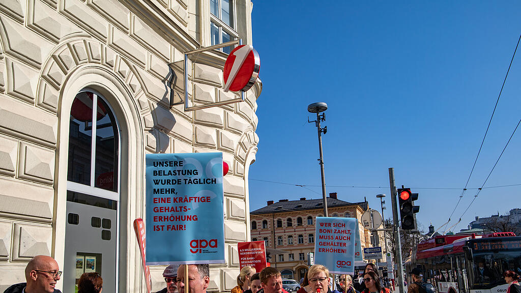 Protestkundgebung der Bankangestellten in Salzburg