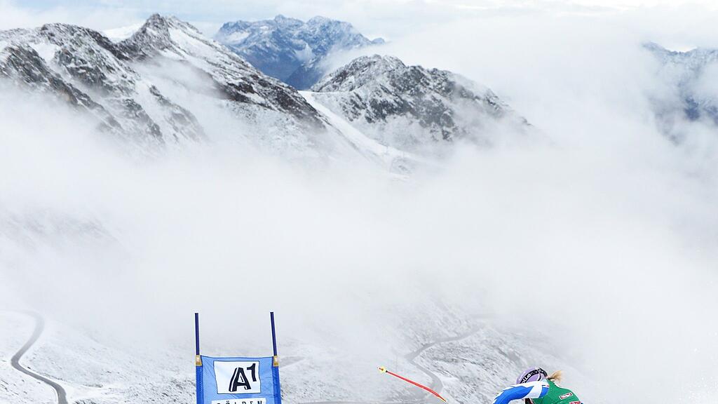Tina Maze führt zur Halbzeit beim Weltcup-Auftakt in Sölden.