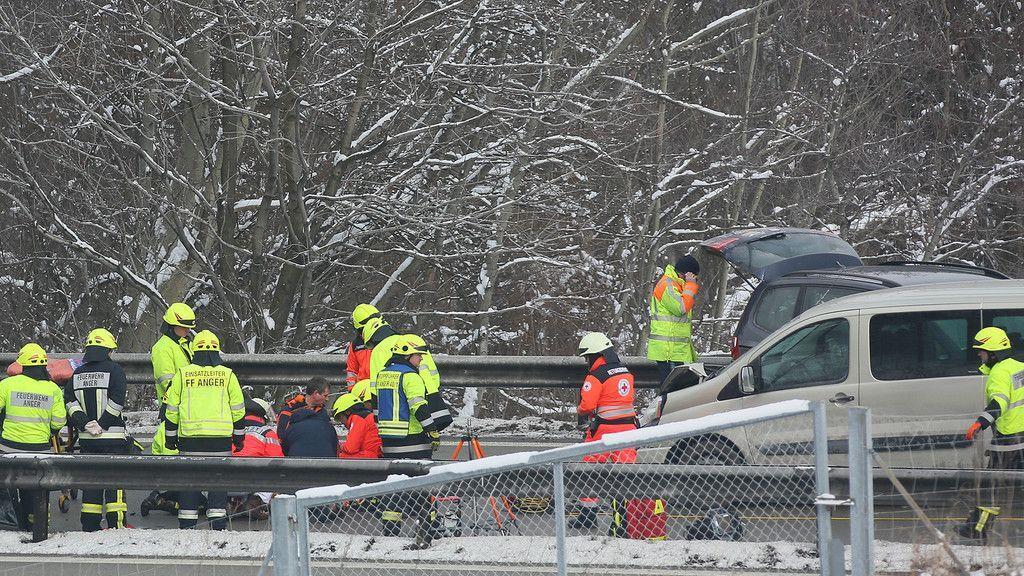 A8: Lkw-Lenker bei Unfall schwer verletzt