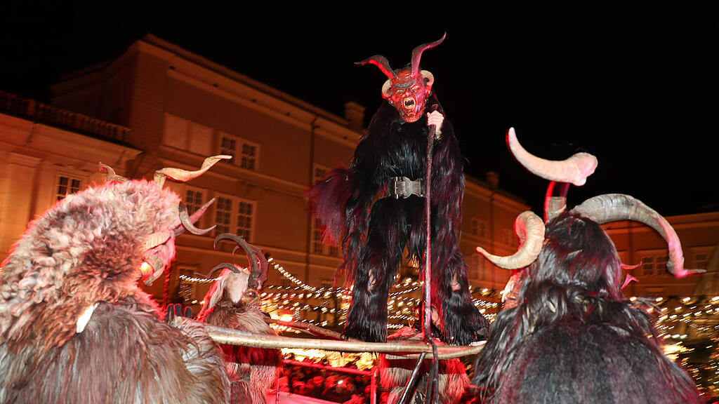 Schön- und Schiachperchten am Christkindlmarkt in Salzburg
