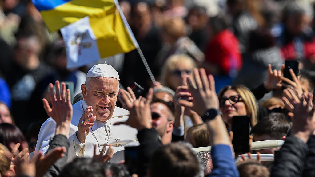 Papst erteilt Segen "Urbi et Orbi"