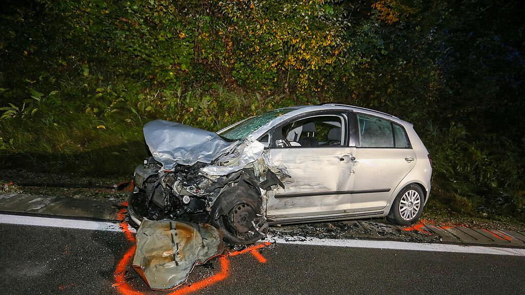 Pkw bei Crash in Helpfau-Uttendorf seitlich aufgerissen
