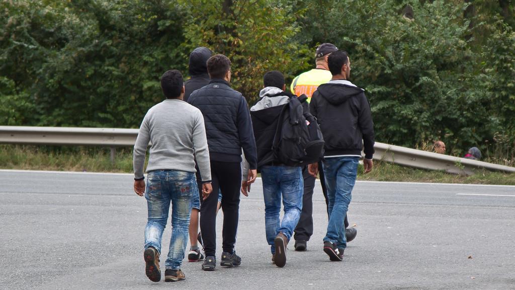 Flüchltinge zu Fuß von Salzburg nach Freilassing unterwegs