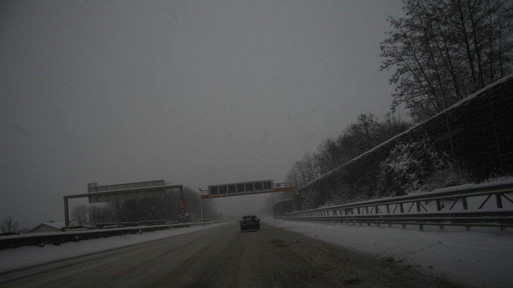 Schnee sorgt für Unfälle und Verkehrschaos: Unfall in Klessheim