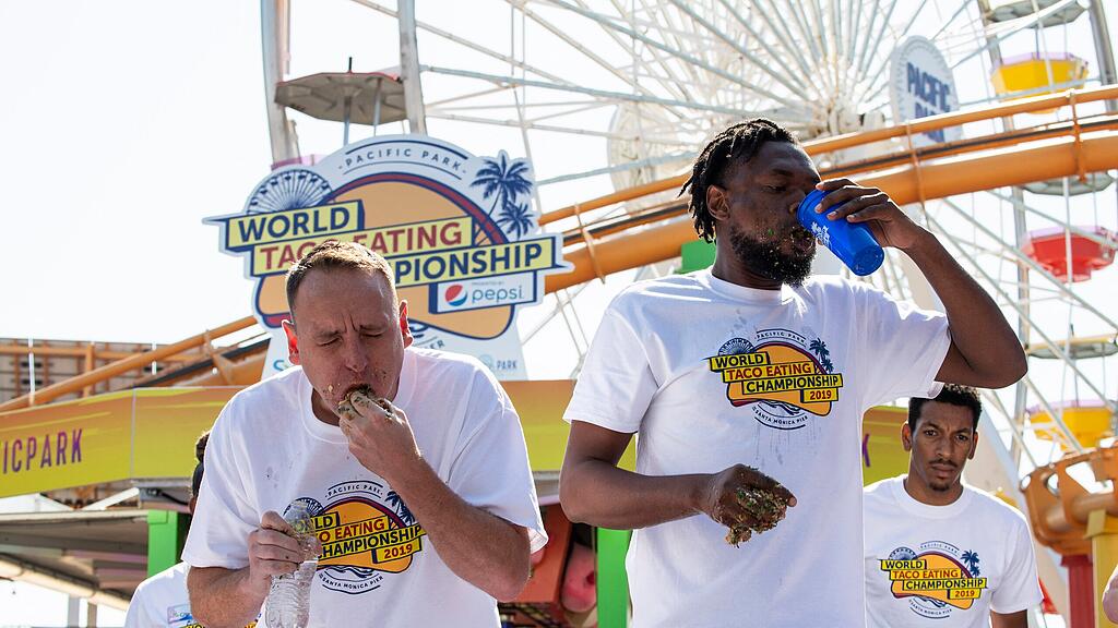 Joey Chestnut verschlingt 83 Hotdogs in 10 Minuten