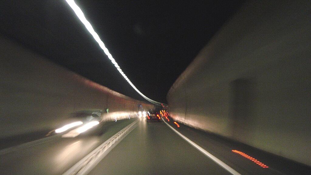 Der Helbersbergtunnel war für die dauer der Aufräumarbeiten gesperrt. (Symbolbild)
