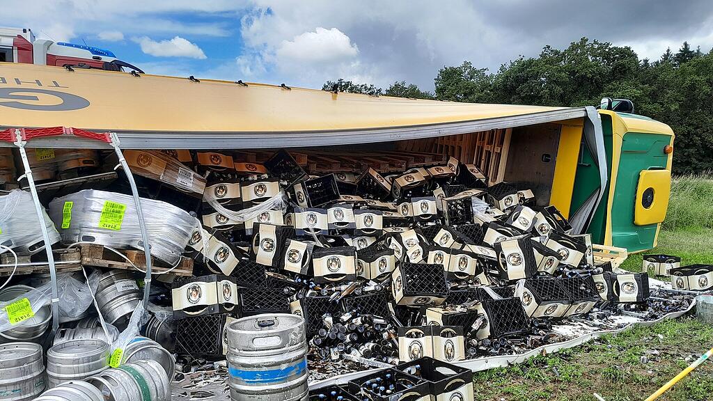 Lkw verliert Bierkisten in Weng im Innkreis
