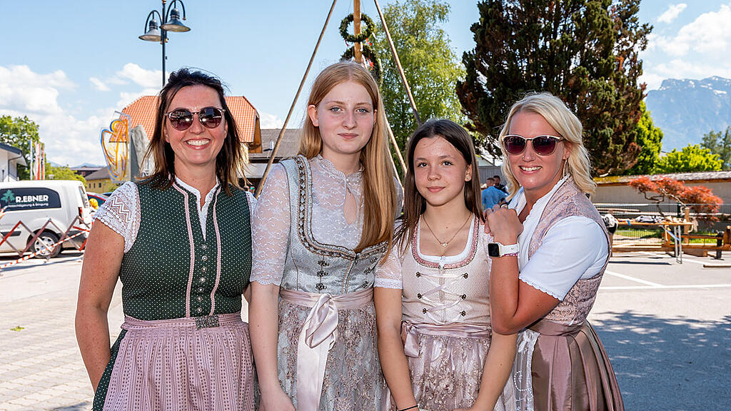 Maibaumaufstellen in Wals (am Kirchenplatz)