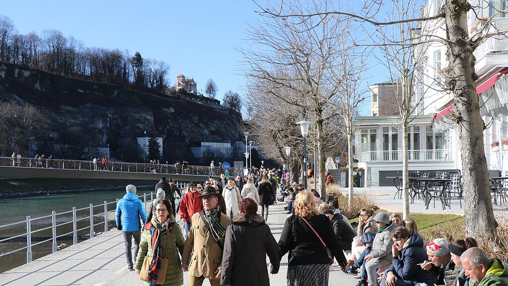 Fr\u00fchlingshafte Sonne in Salzburg