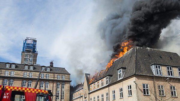 Meterhohe Flammen schlagen aus dem Gebäude
