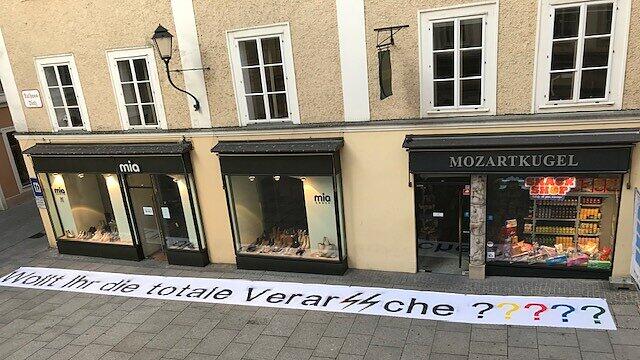 Nazi-Plakat an Mozartsteg angebracht