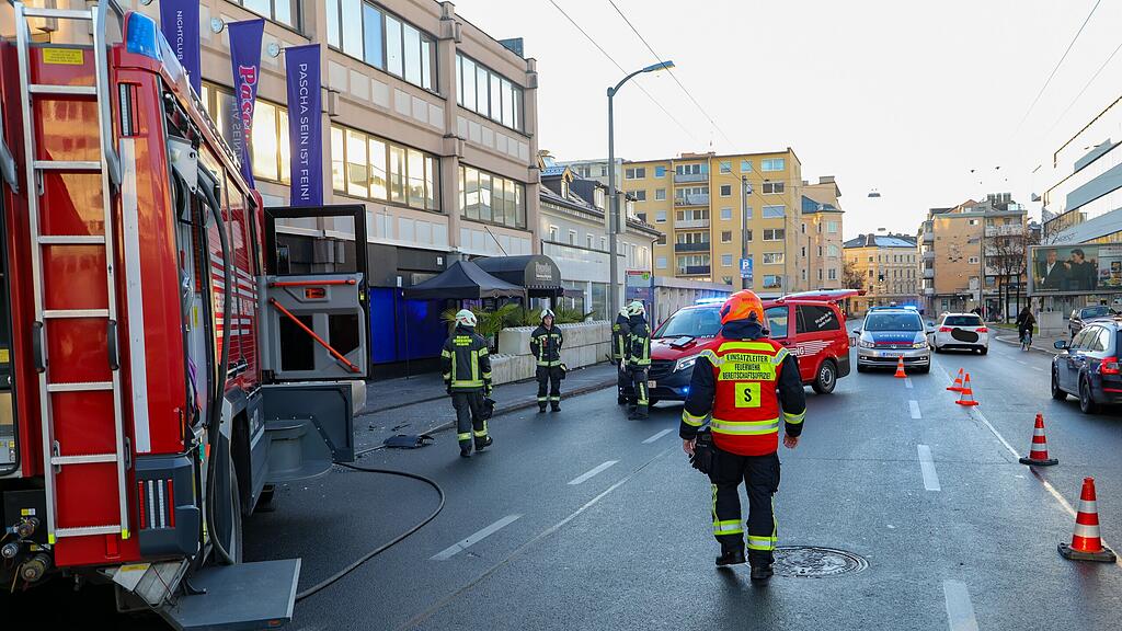 feuerwehrfahrzeug gegen pkw