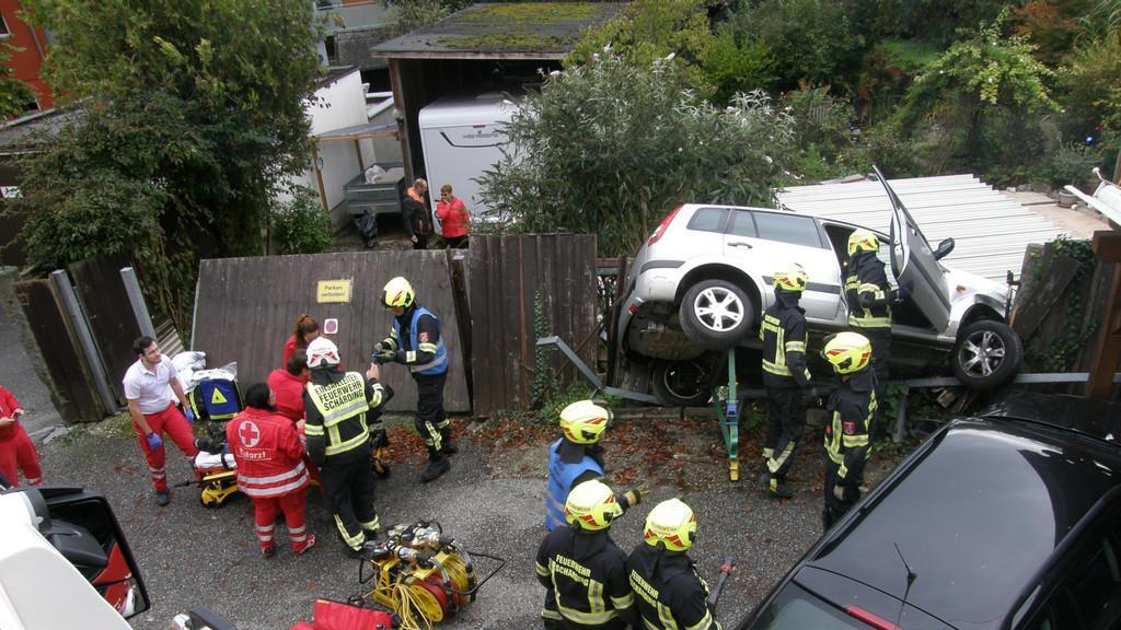 Pkw droht in Schärding abzustürzen